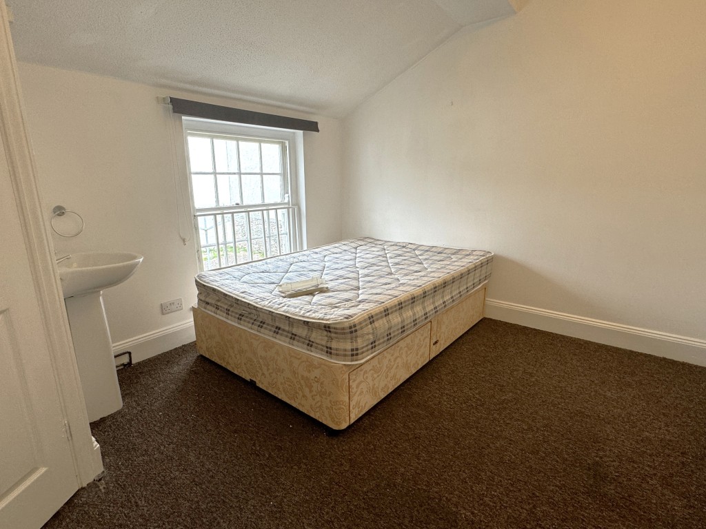 Lot: 199 - ELEVEN-UNIT LICENSED HMO IN CENTRAL LOCATION - Bedroom three